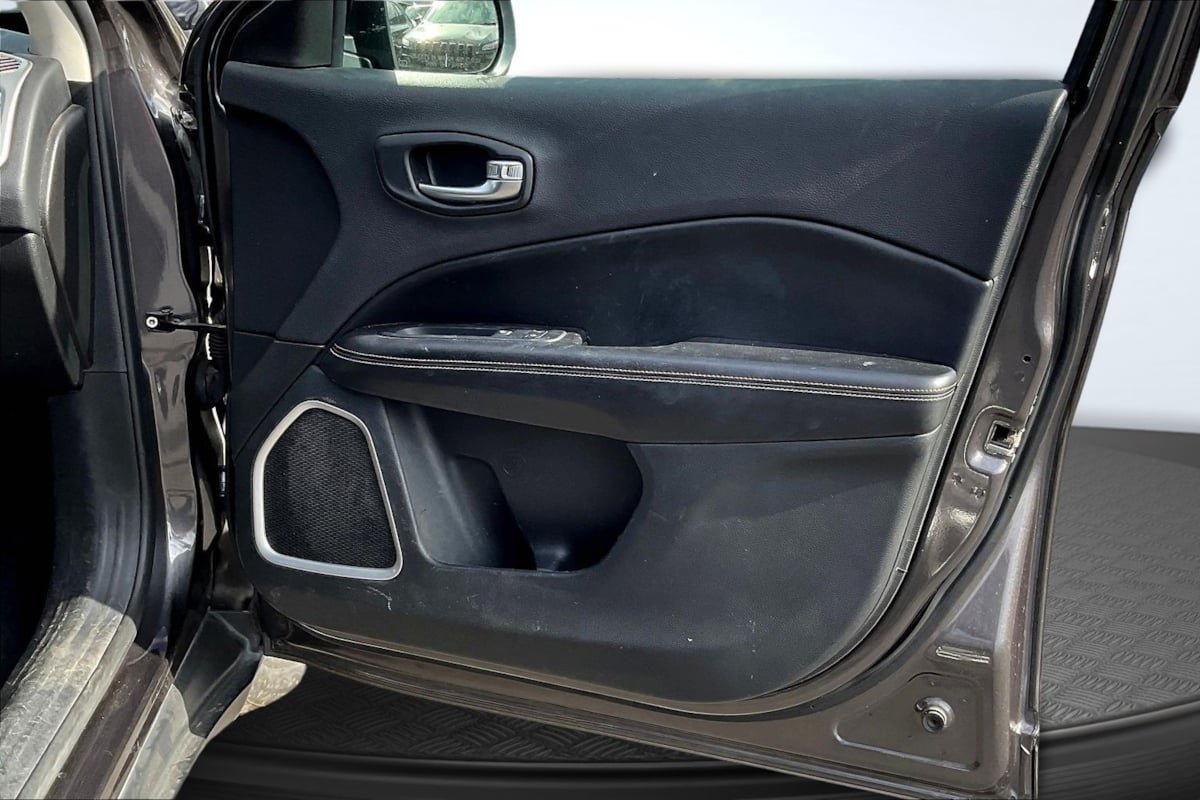 Used 2019 Jeep Compass Latitude w/ Popular Equipment Group FWD image 24