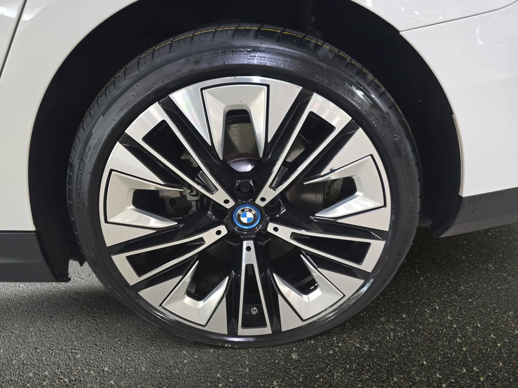 Used 2025 BMW i5 eDrive40i w/ Premium Package image 32