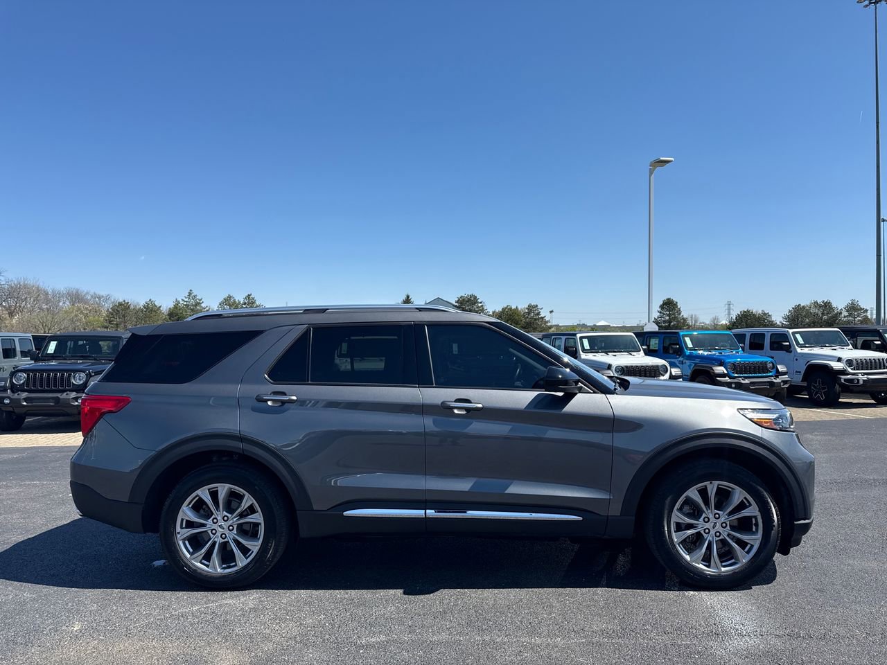 Used 2023 Ford Explorer Limited AWD/4WD image 2