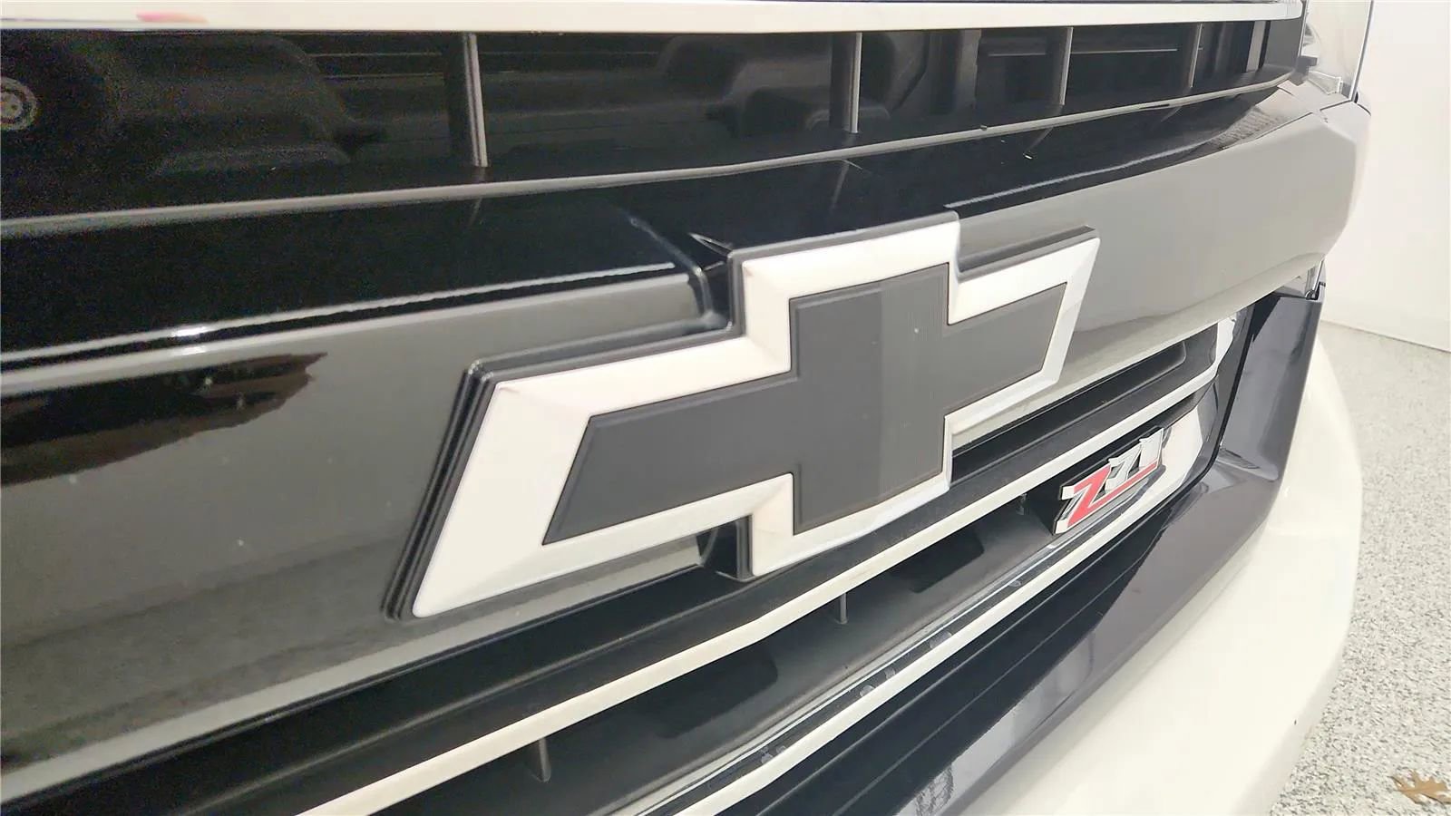 Used 2017 Chevrolet Silverado 1500 LTZ Z71 w/ Redline Edition image 16