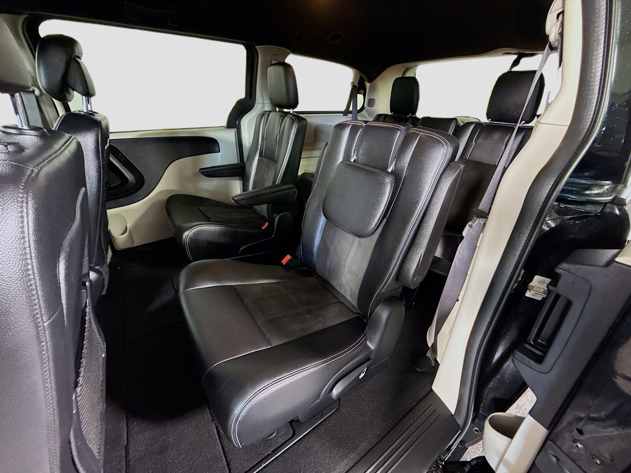 Used 2020 Dodge Grand Caravan SXT image 24