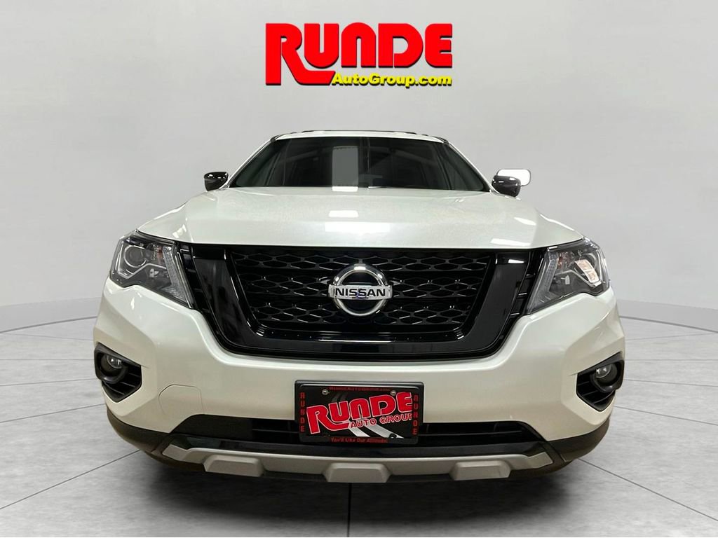 Used 2020 Nissan Pathfinder SV image 2