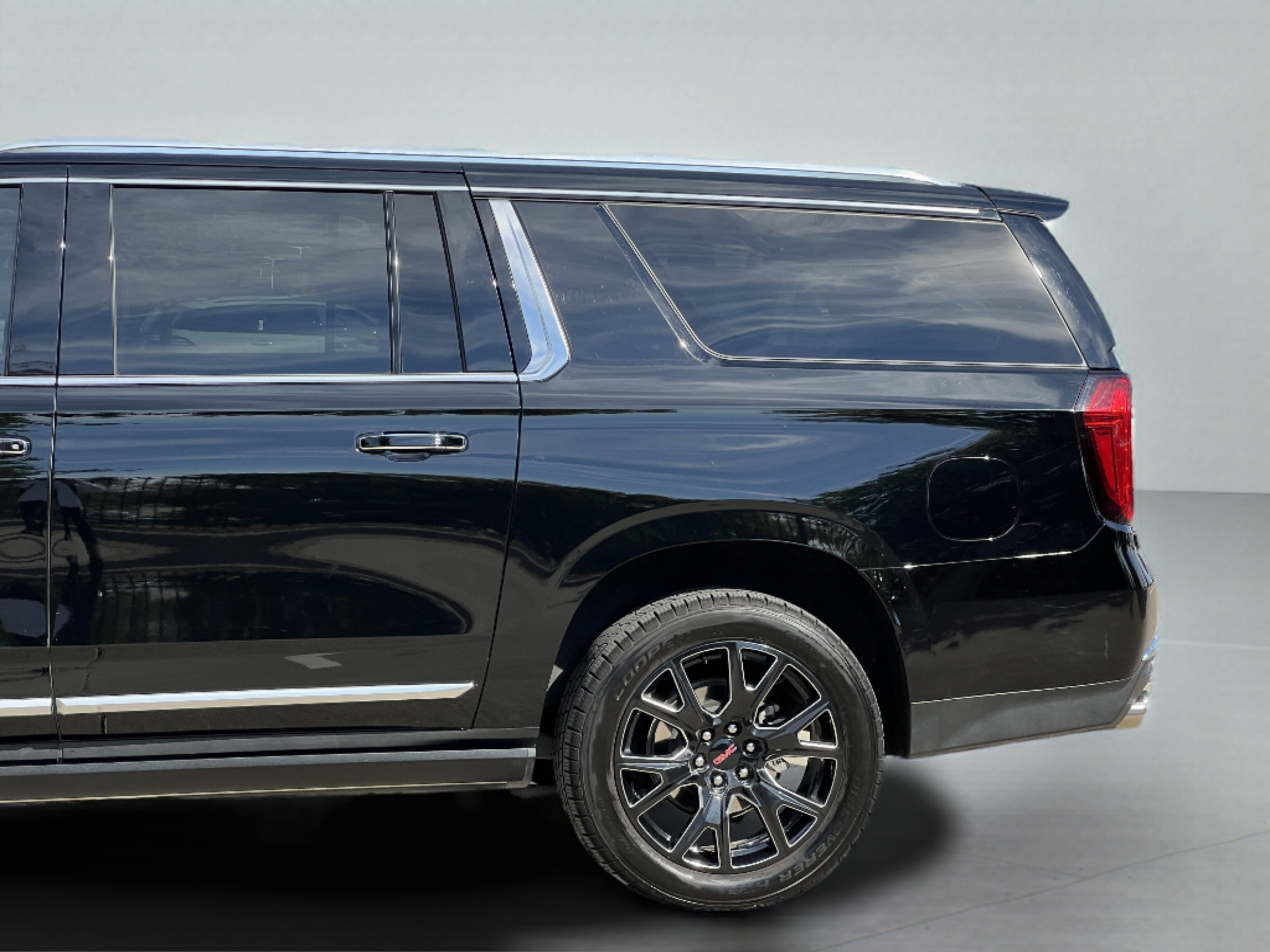 Used 2024 GMC Yukon XL Denali AWD/4WD image 10