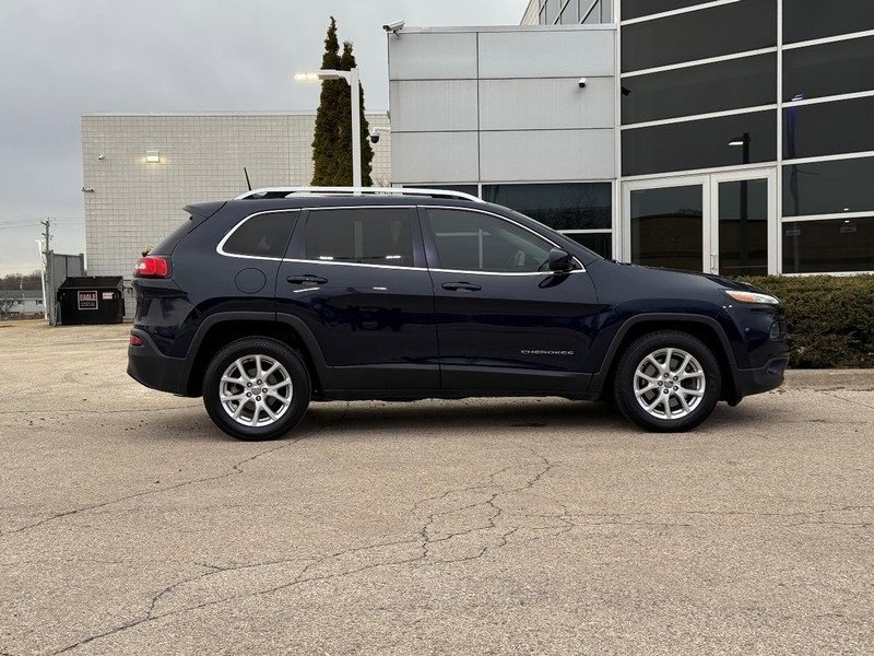 Used 2016 Jeep Cherokee Latitude image 2