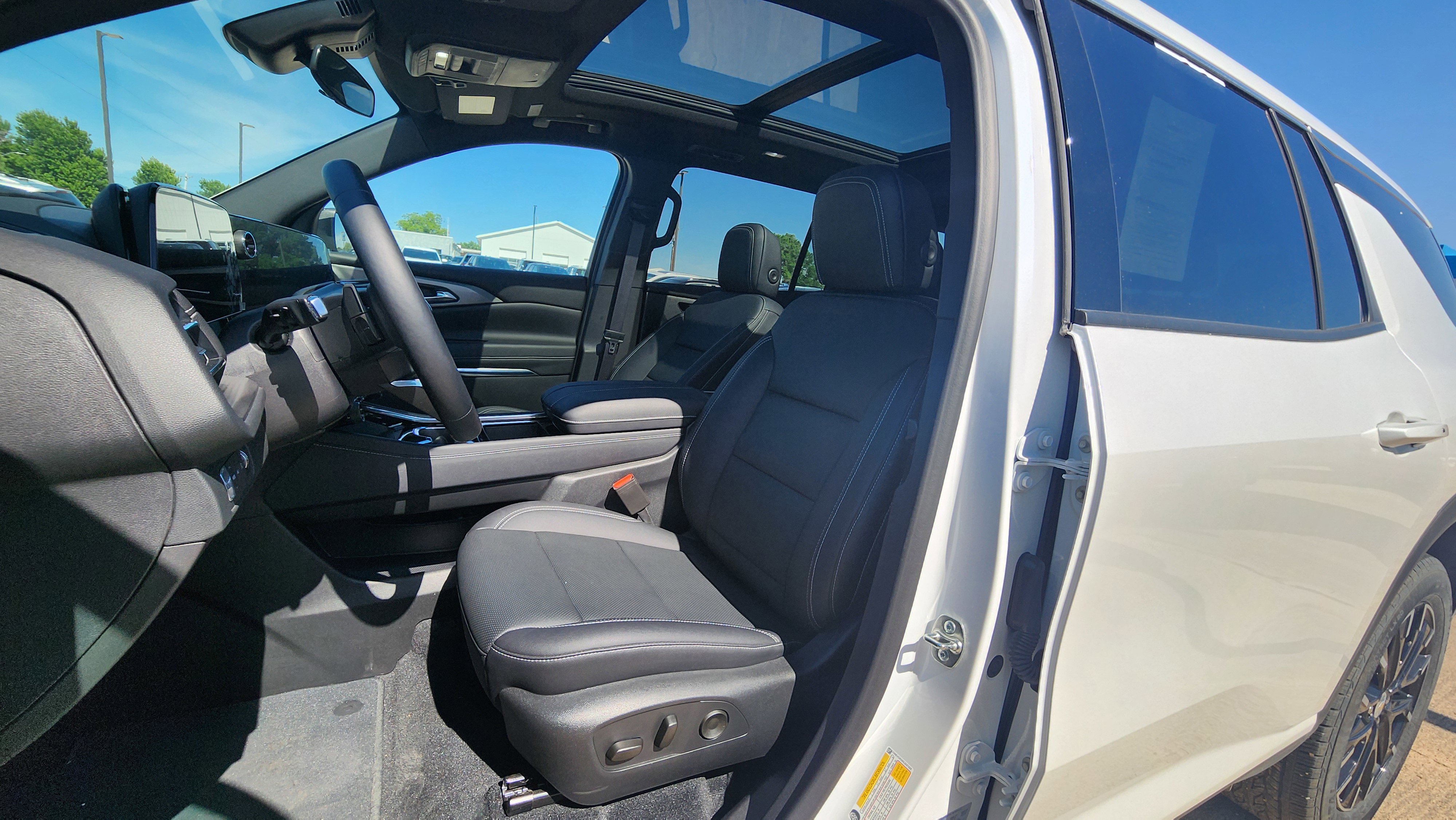 Used 2025 Chevrolet Traverse LT w/ Sun and Wheel Package AWD/4WD image 13
