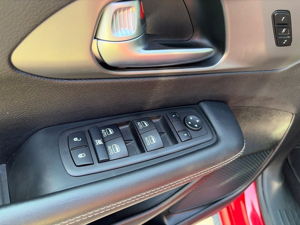 Certified 2025 Chrysler Pacifica Select FWD image 24