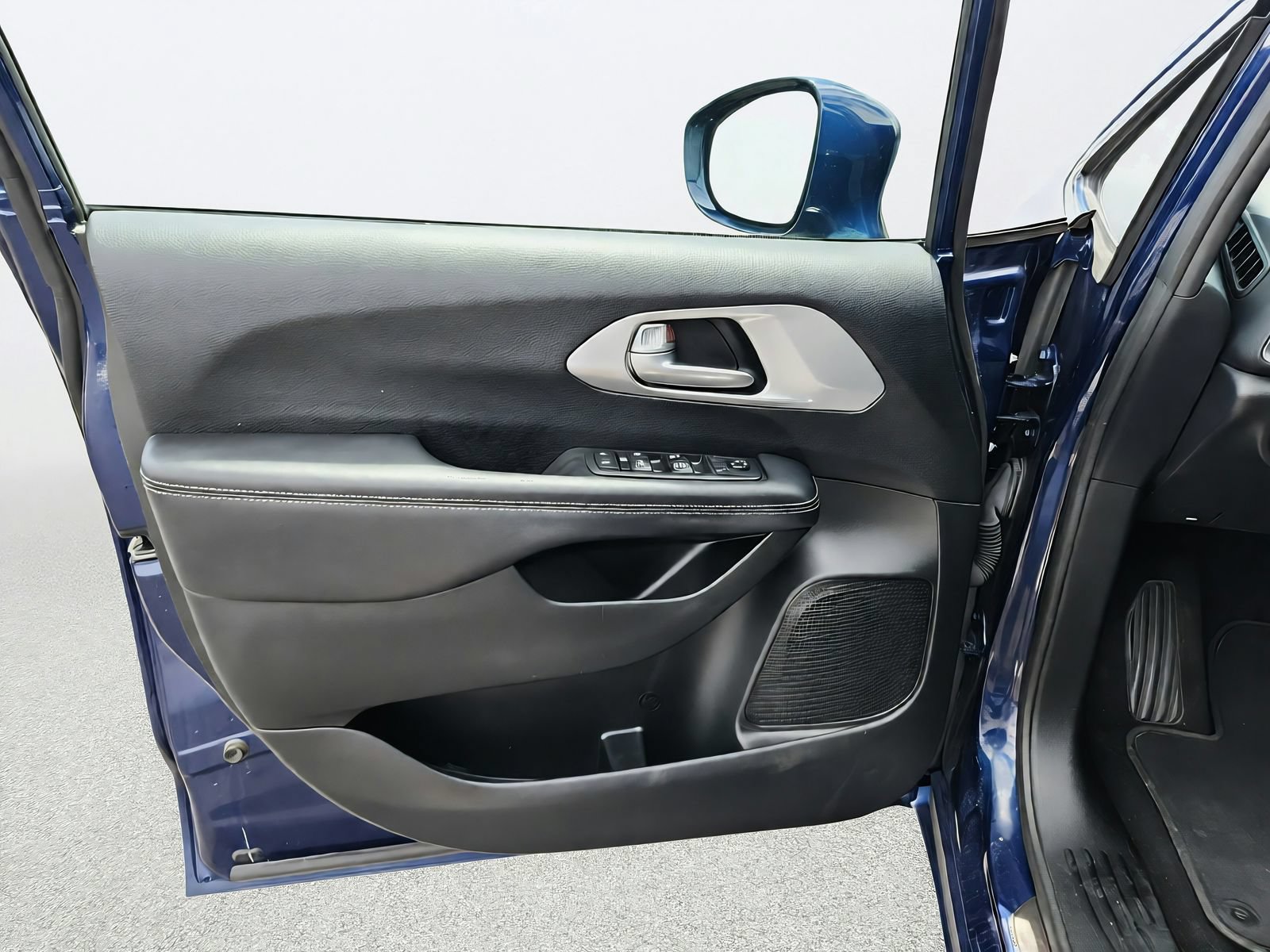 Used 2018 Chrysler Pacifica Touring Plus FWD image 22