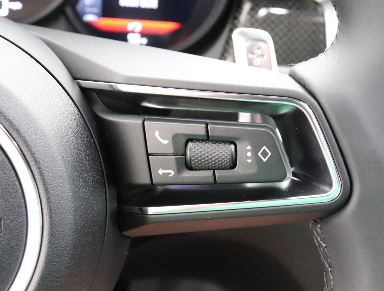 Used 2025 Porsche Macan image 34