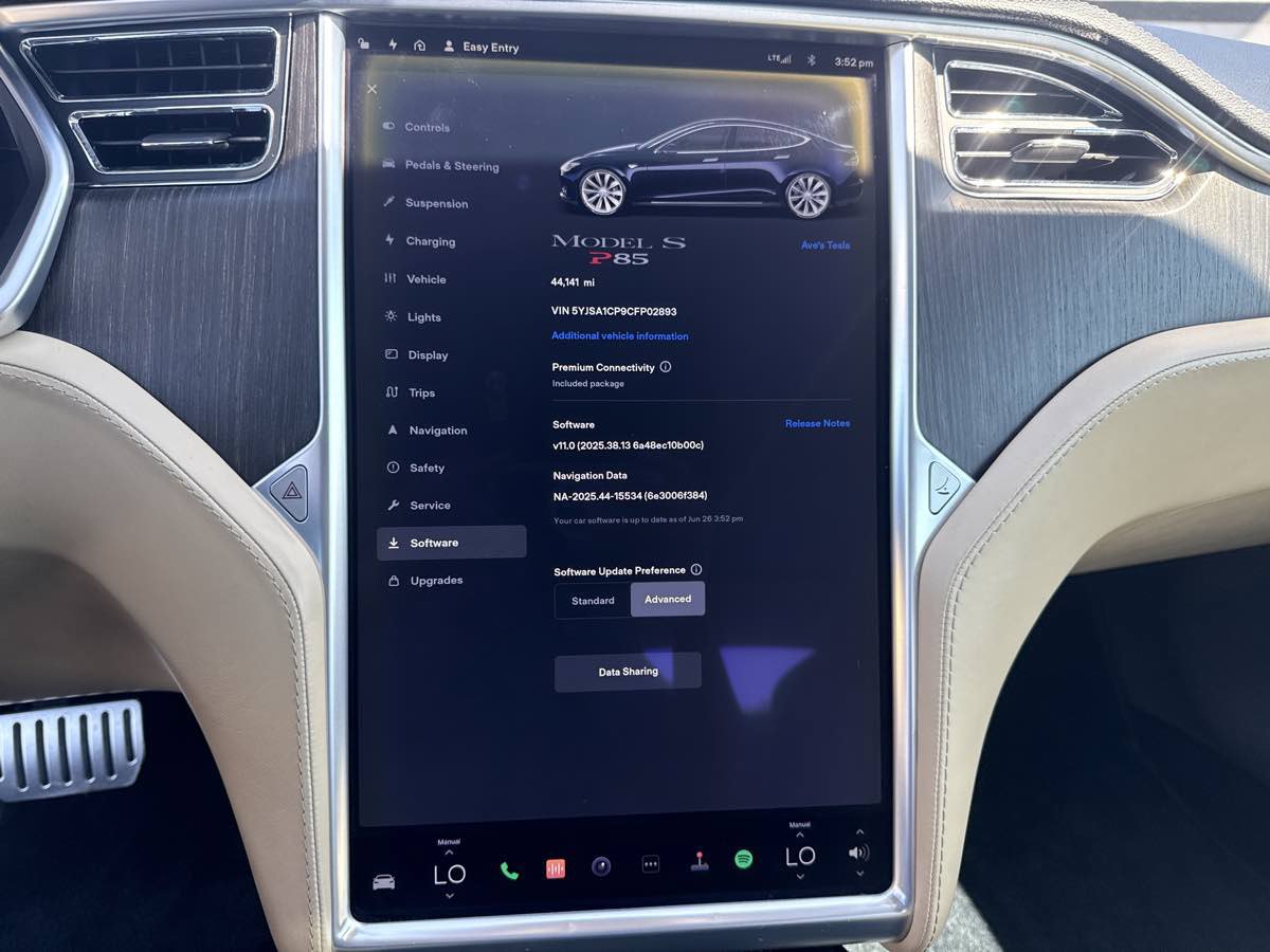 Used 2012 Tesla Model S Performance RWD image 39