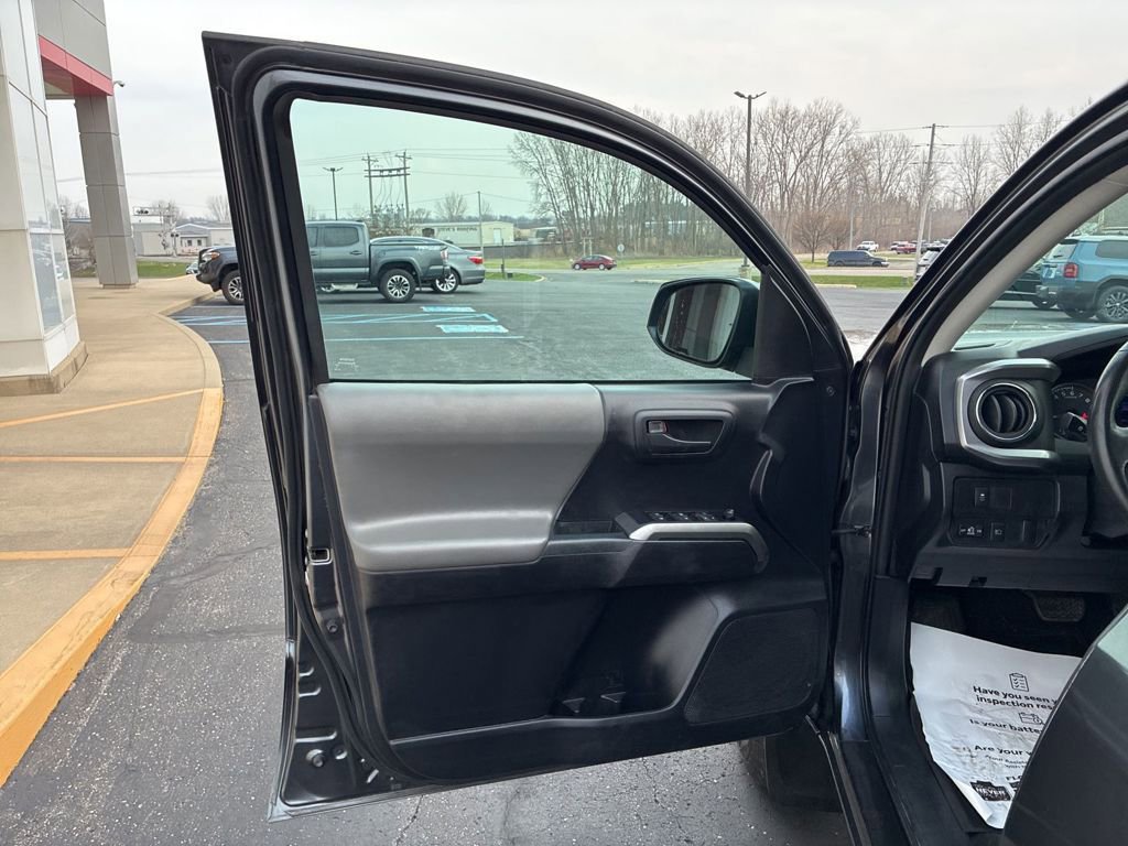 Used 2020 Toyota Tacoma SR5 AWD/4WD image 4
