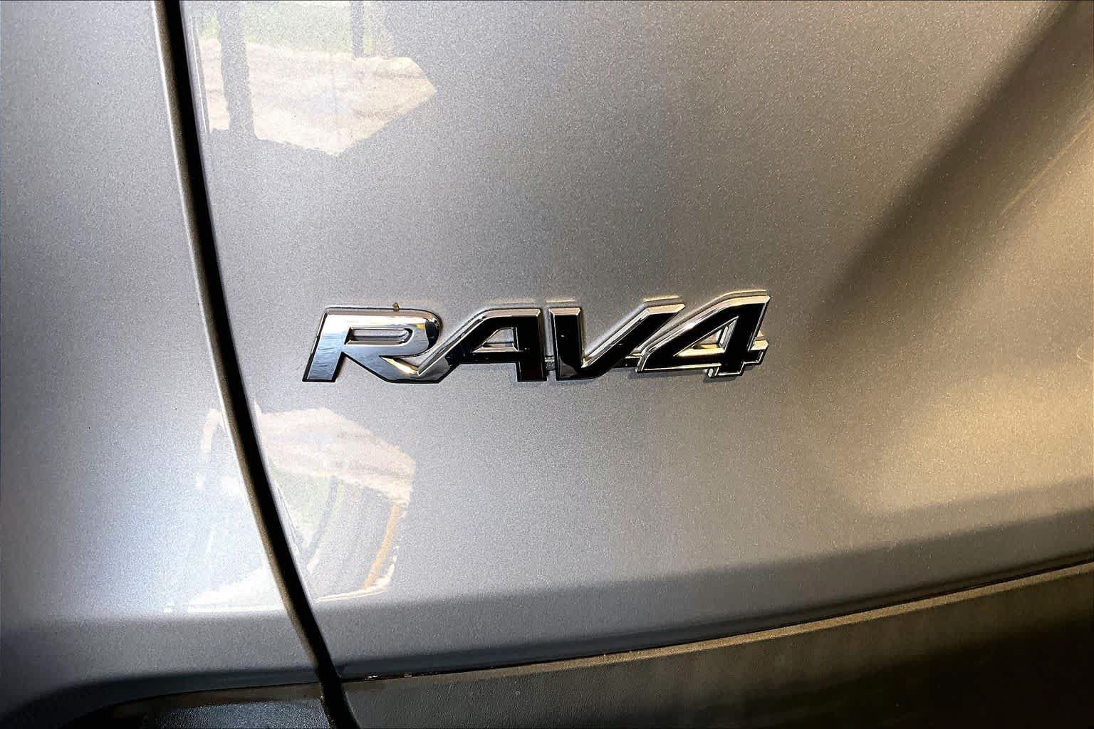 Used 2022 Toyota RAV4 XLE w/ Convenience Package AWD/4WD image 10