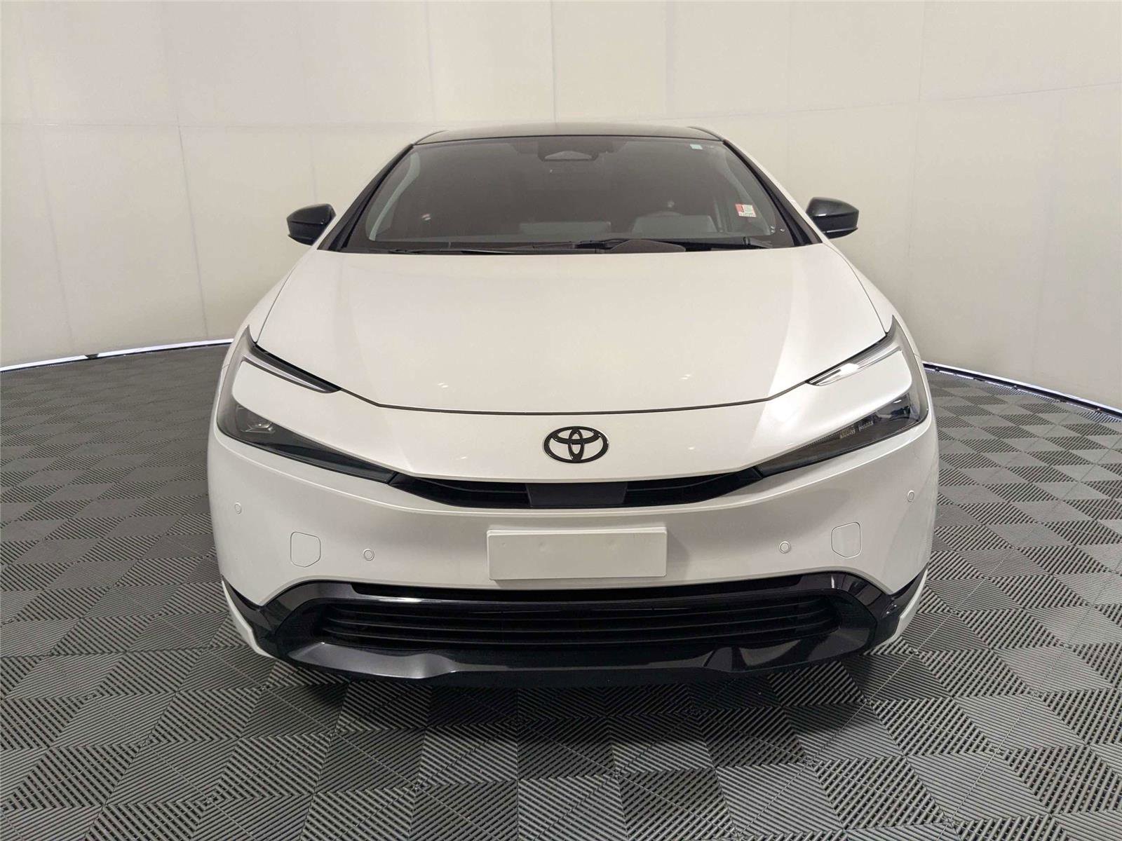 Used 2026 Toyota Prius Plug-In Hybrid FWD image 3
