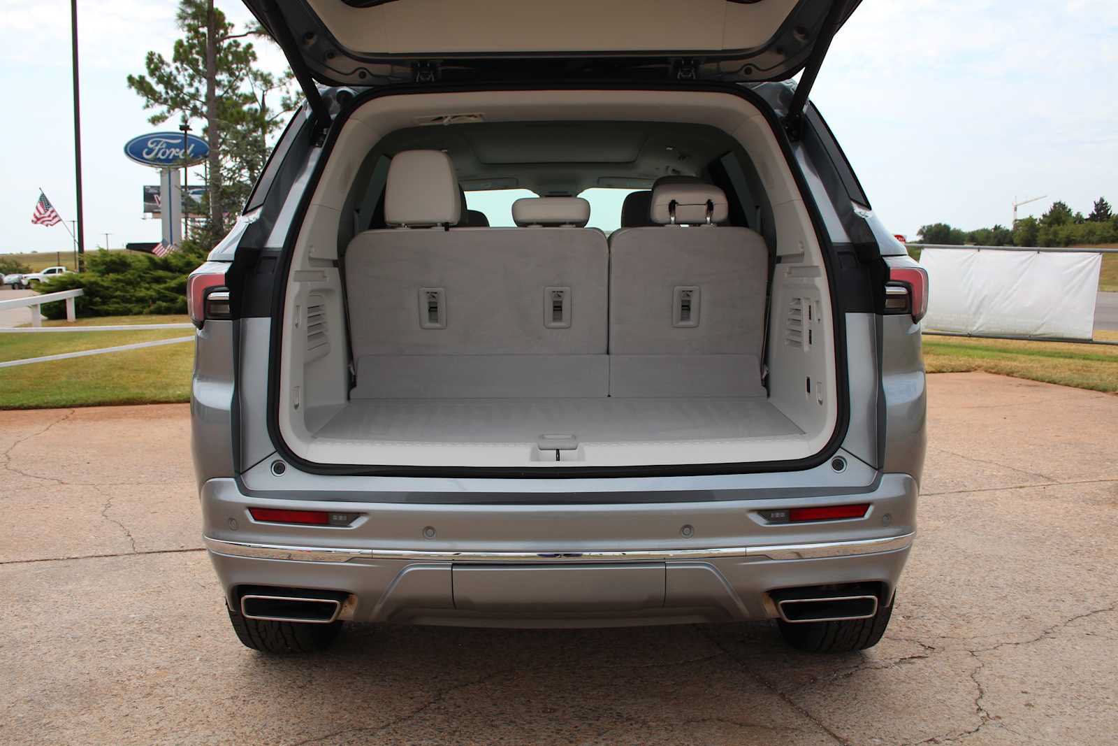 Used 2025 Buick Enclave Avenir AWD/4WD image 11