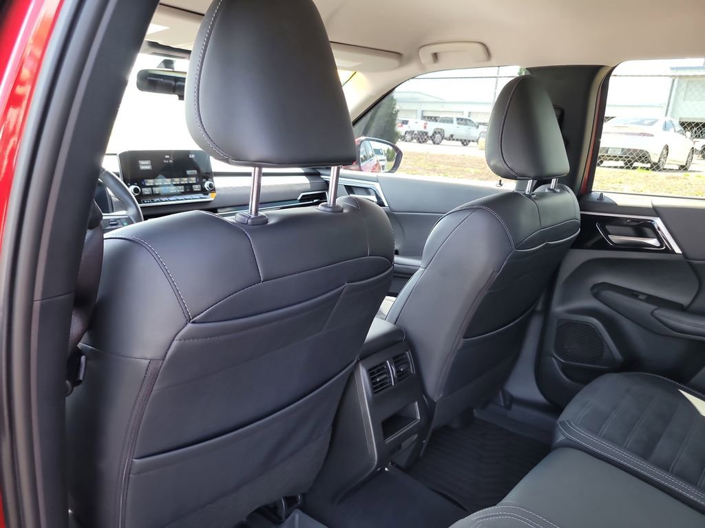 Used 2024 Mitsubishi Outlander SE Black Edition image 12