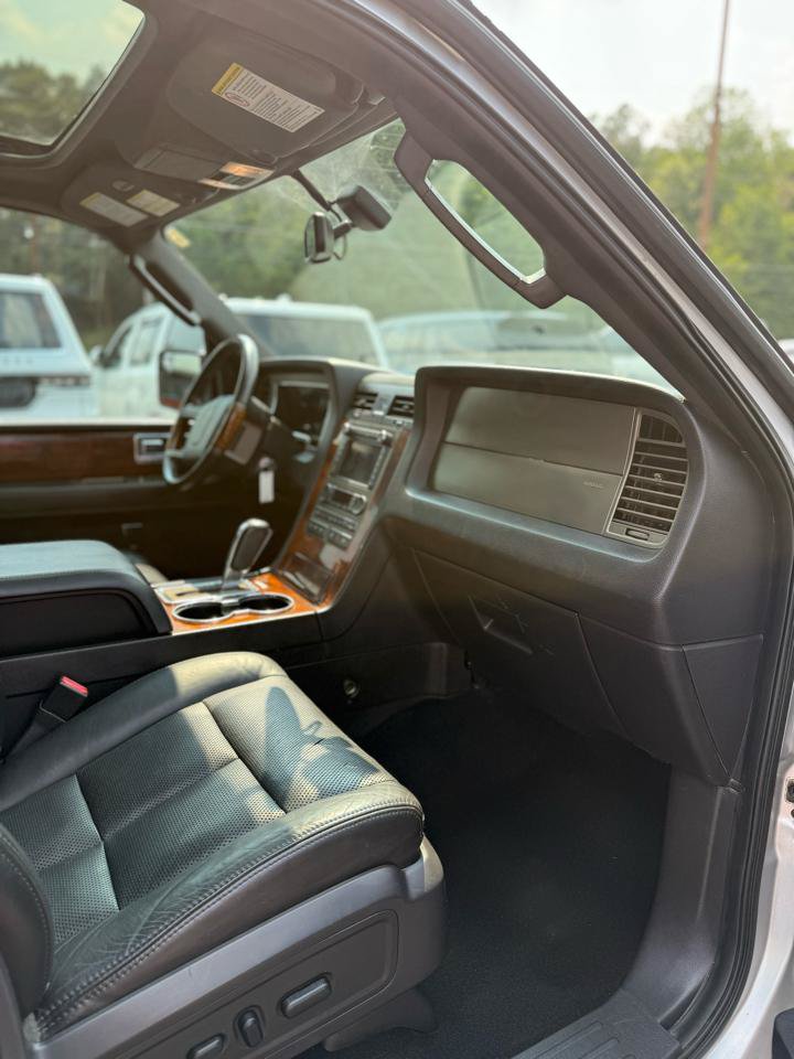 Used 2012 Lincoln Navigator 2WD image 11