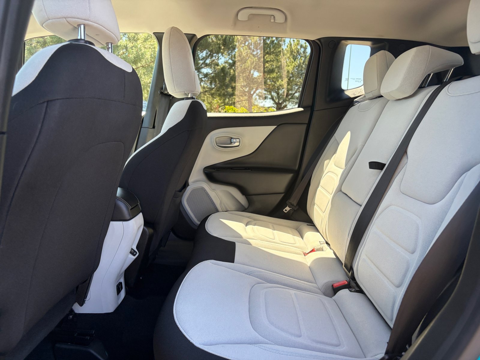 Used 2022 Jeep Renegade Latitude w/ Convenience Group AWD/4WD image 16