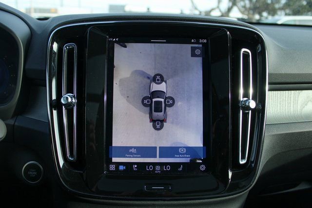 Used 2025 Volvo XC40 B5 Plus image 23