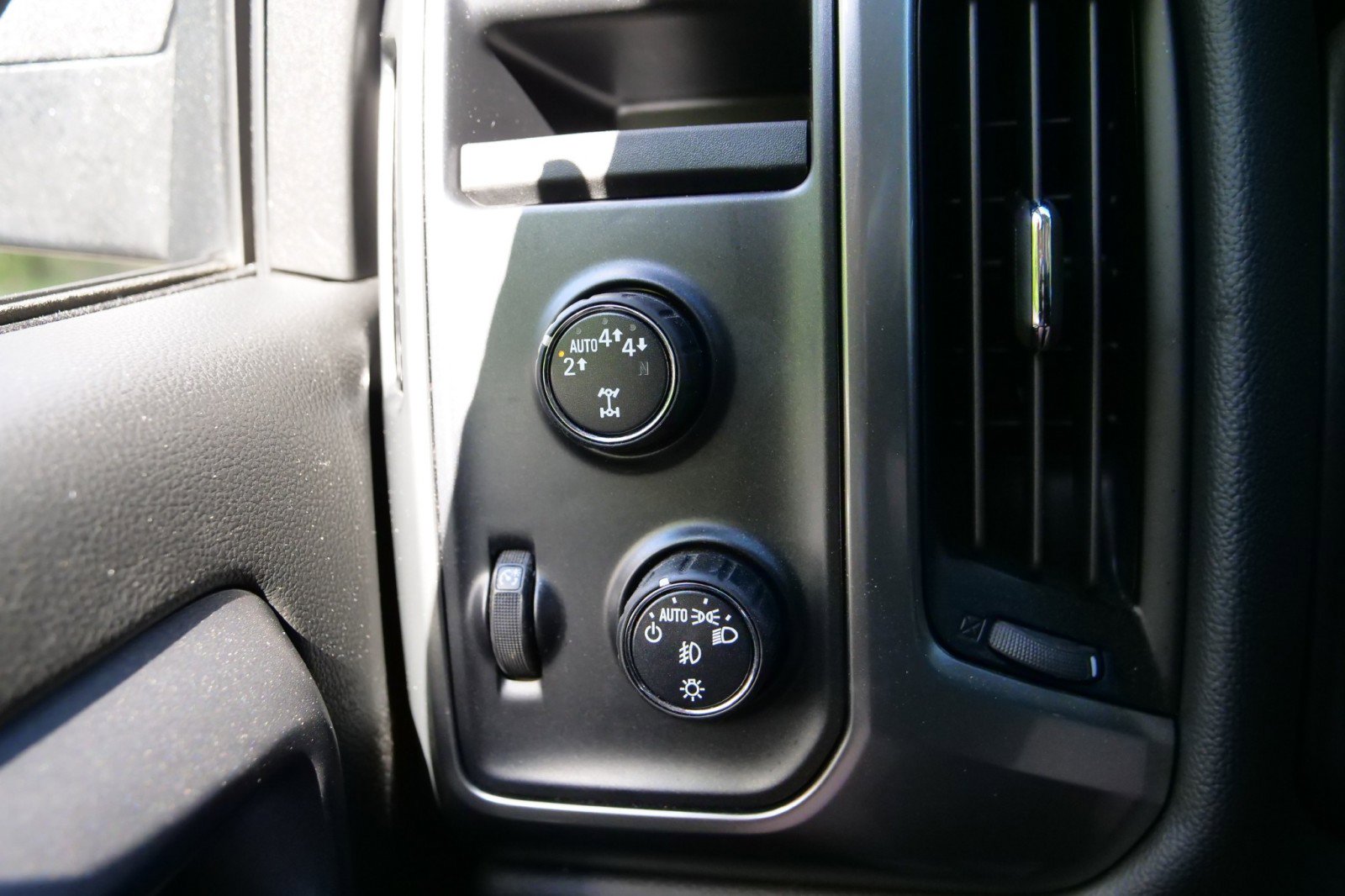 Used 2018 Chevrolet Silverado 1500 LT w/ All Star Edition AWD/4WD image 15