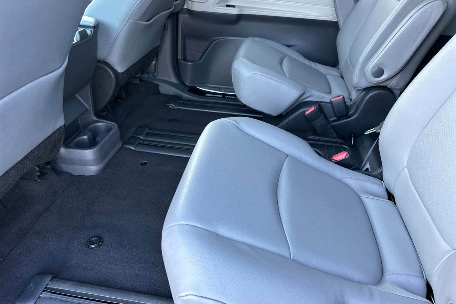 Used 2022 Toyota Sienna XLE image 15