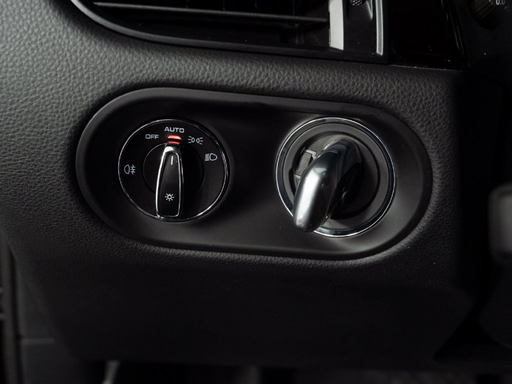 Certified 2021 Porsche Macan Turbo AWD/4WD image 37
