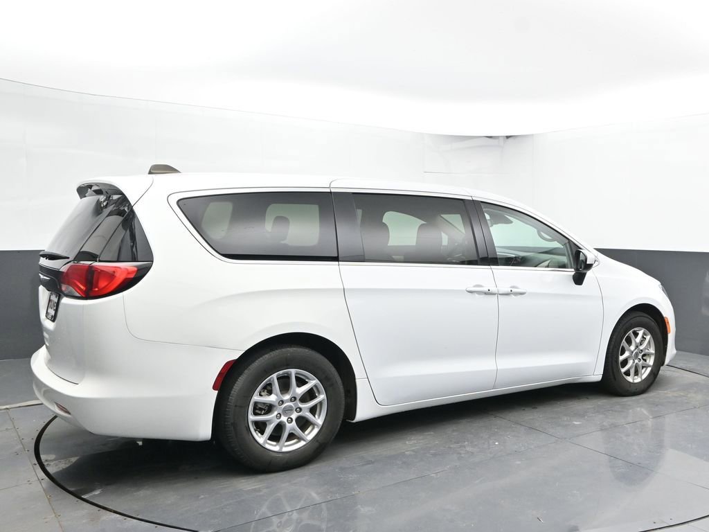 Used 2023 Chrysler Voyager LX FWD image 11