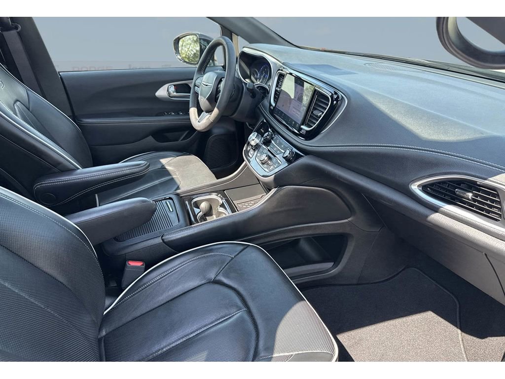 Used 2025 Chrysler Pacifica Limited image 40