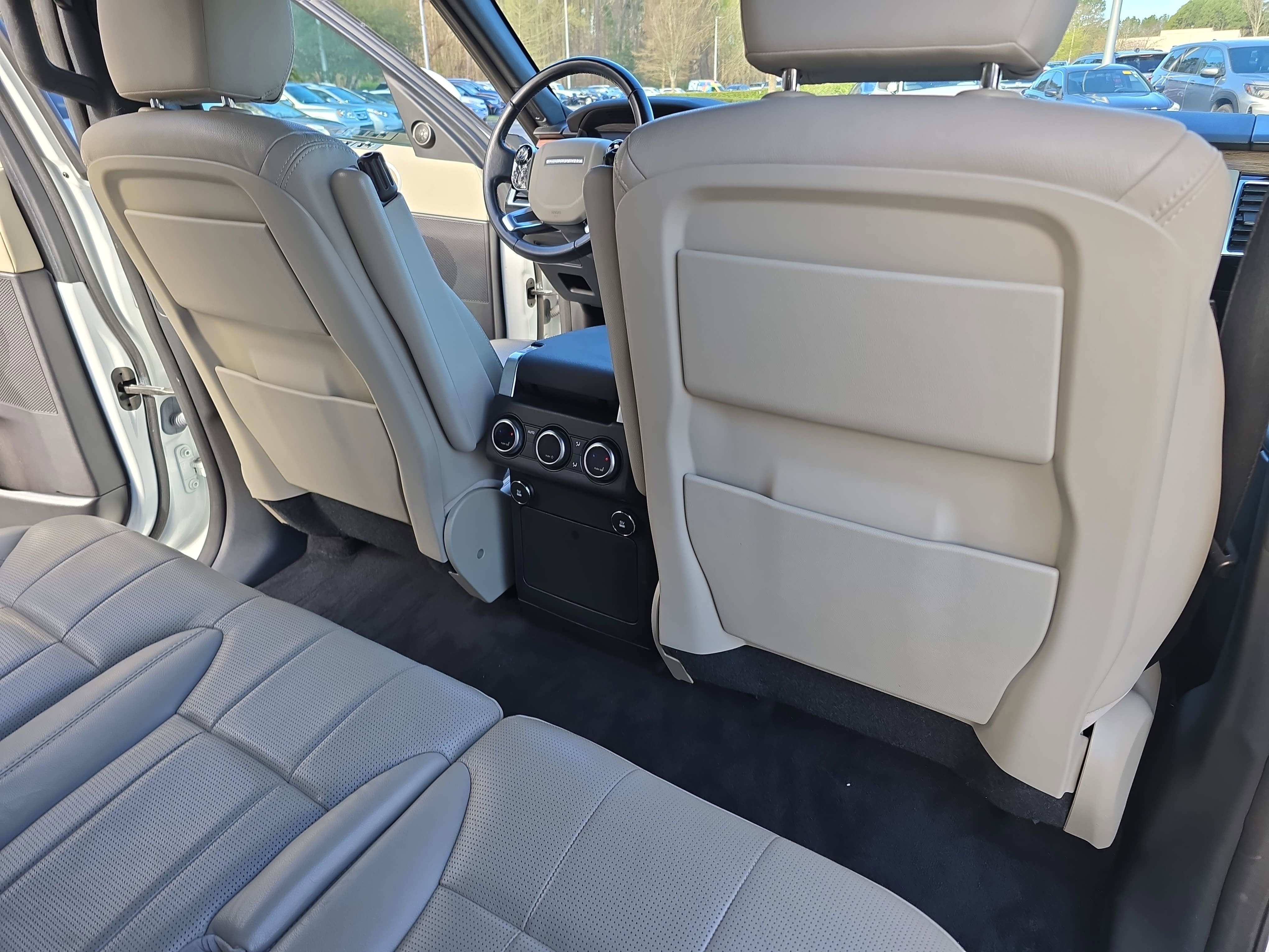 Used 2019 Land Rover Discovery HSE image 11