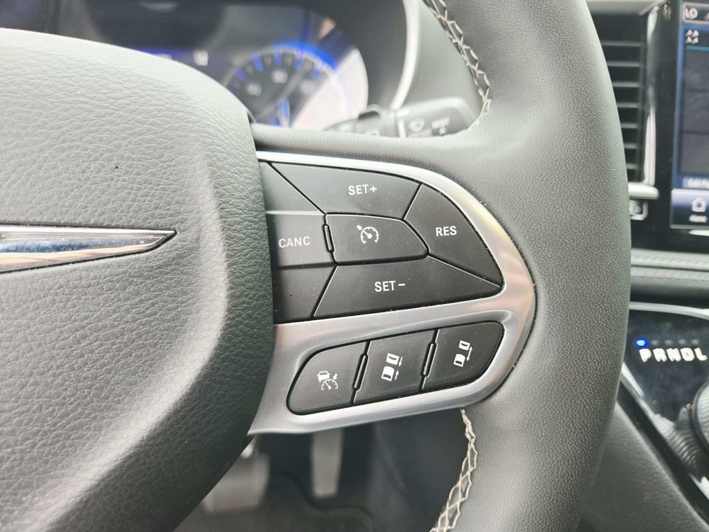 Used 2025 Chrysler Pacifica Select FWD image 21
