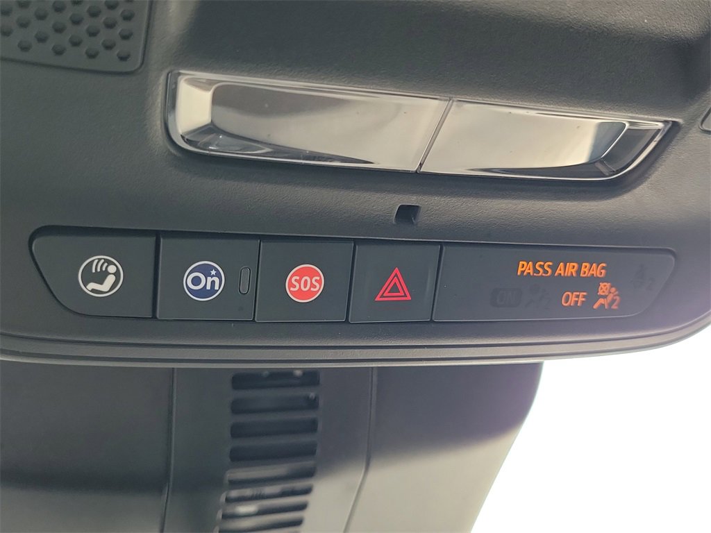 Used 2025 Chevrolet Traverse LT image 16