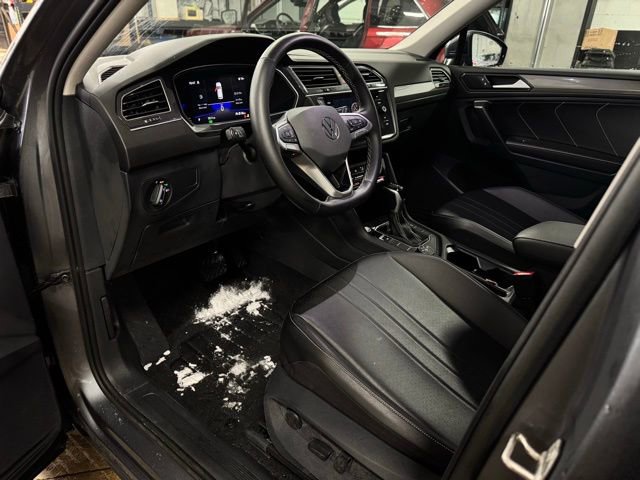 Used 2024 Volkswagen Tiguan SE image 16