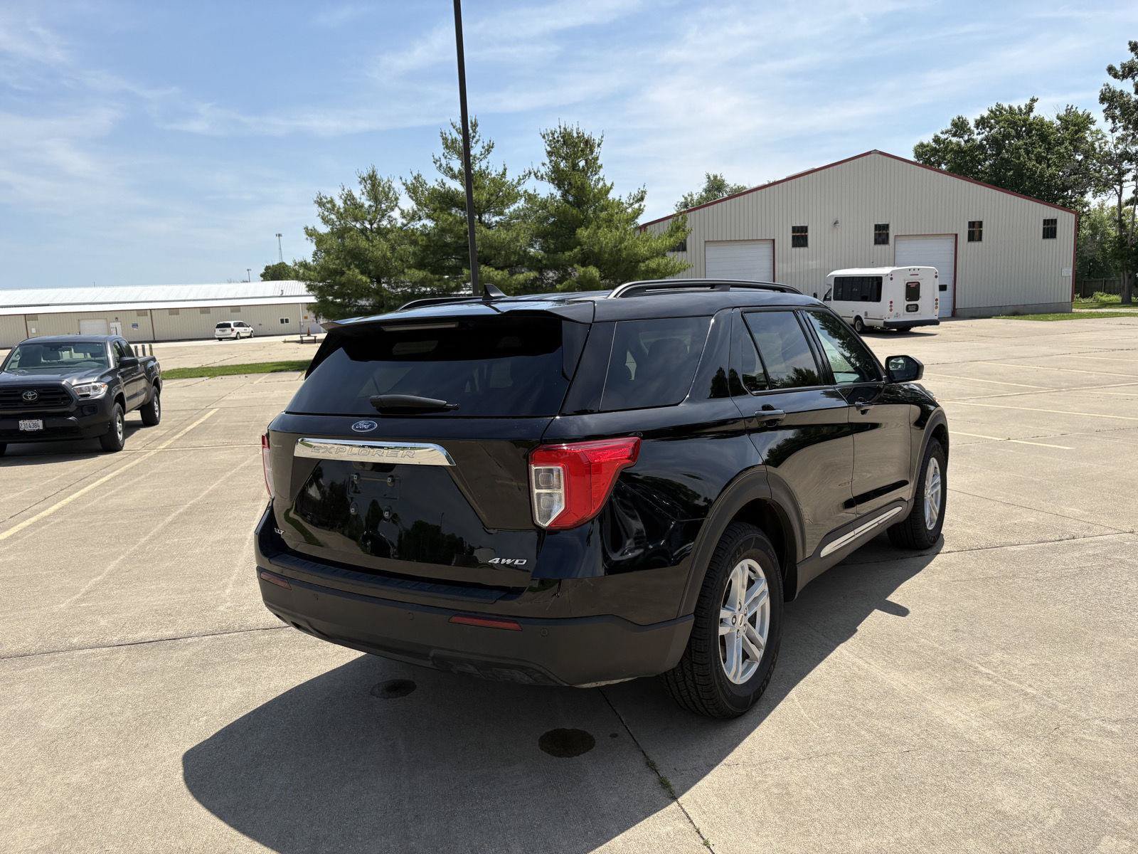 Used 2024 Ford Explorer XLT AWD/4WD image 22