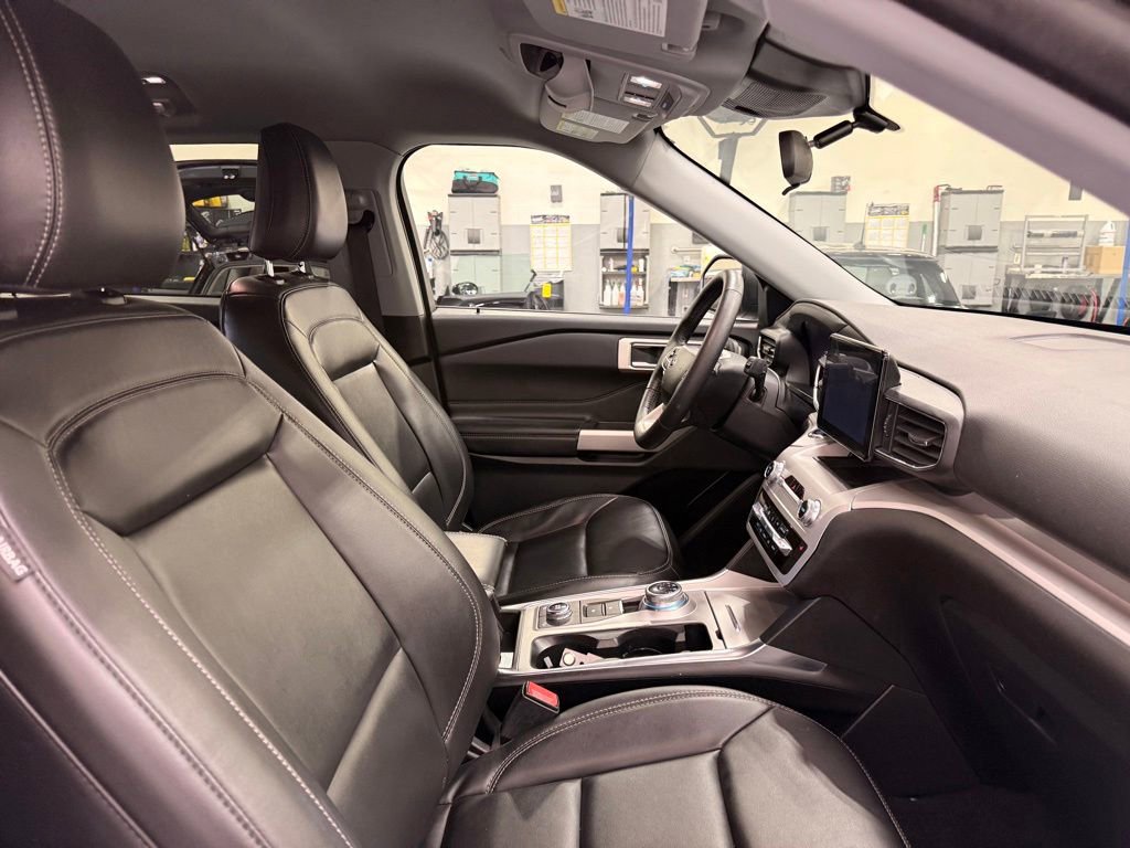 Used 2023 Ford Explorer XLT w/ Equipment Group 202A AWD/4WD image 30