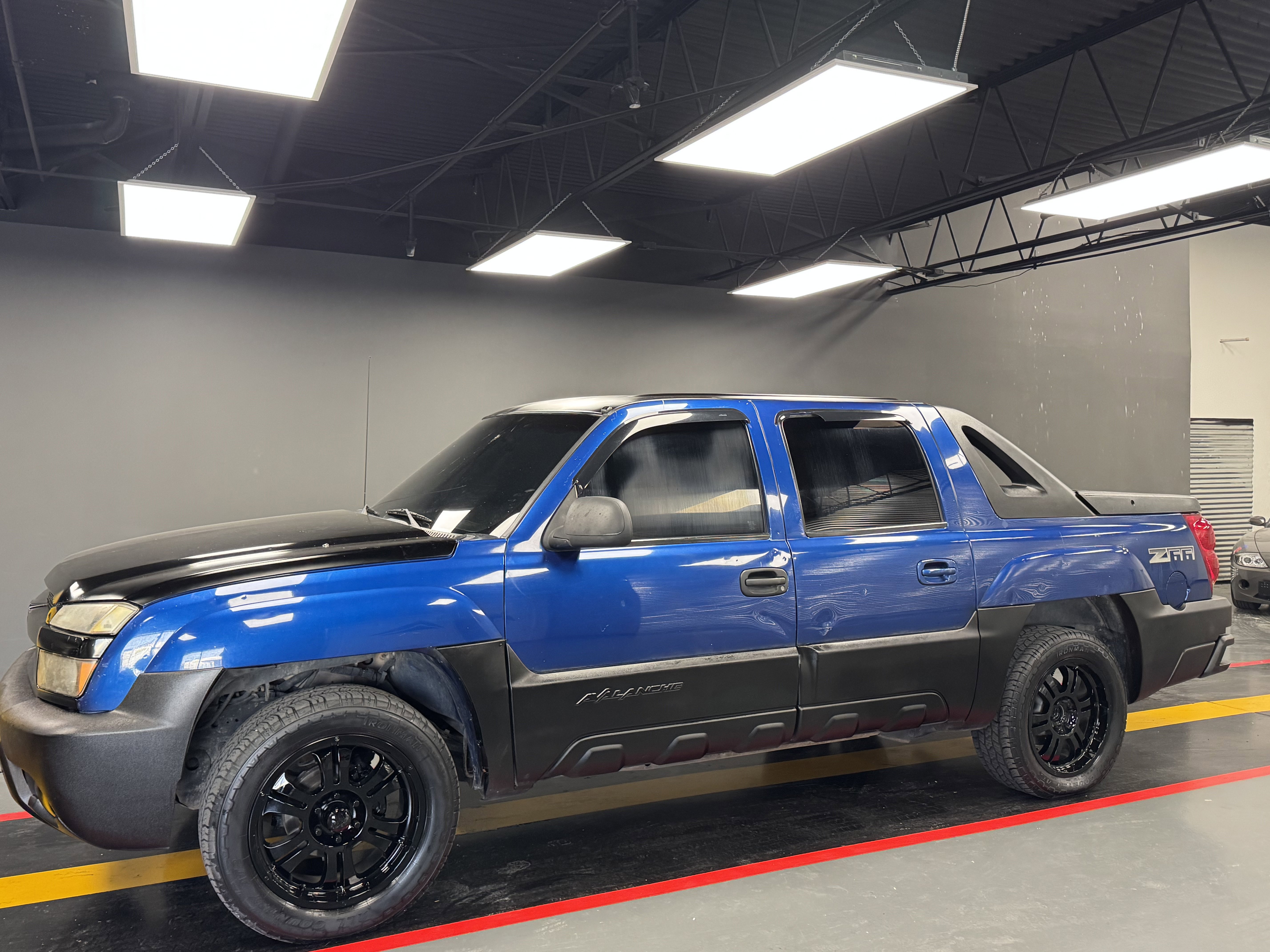 Used 2003 Chevrolet Avalanche 2WD image 2