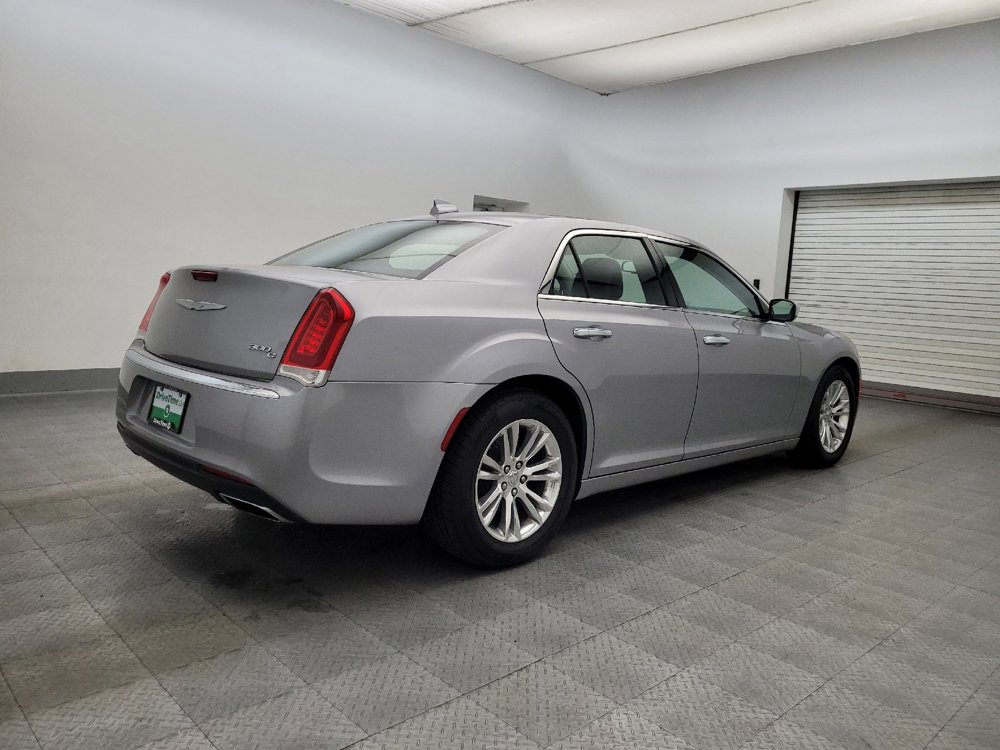 Used 2017 Chrysler 300 C image 9