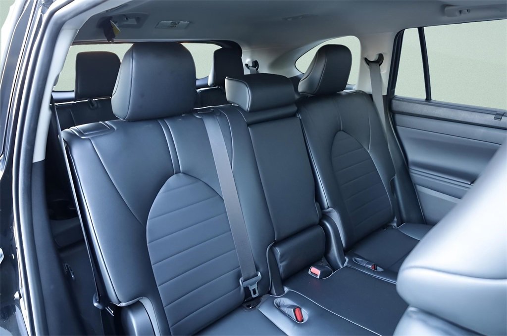 Certified 2022 Toyota Highlander XLE image 17