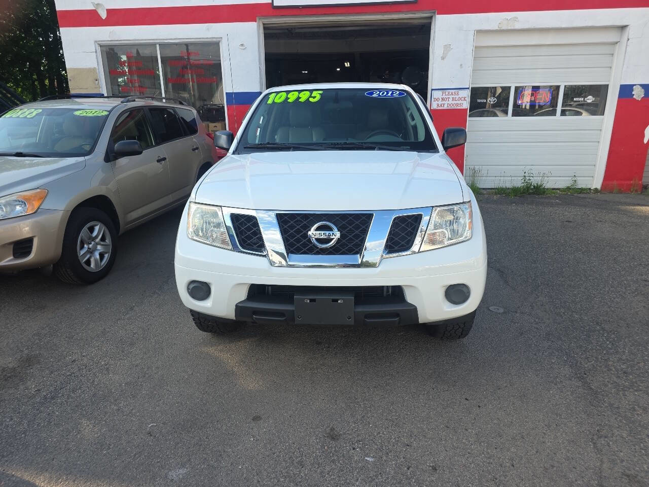 Used 2012 Nissan Frontier SV AWD/4WD image 2