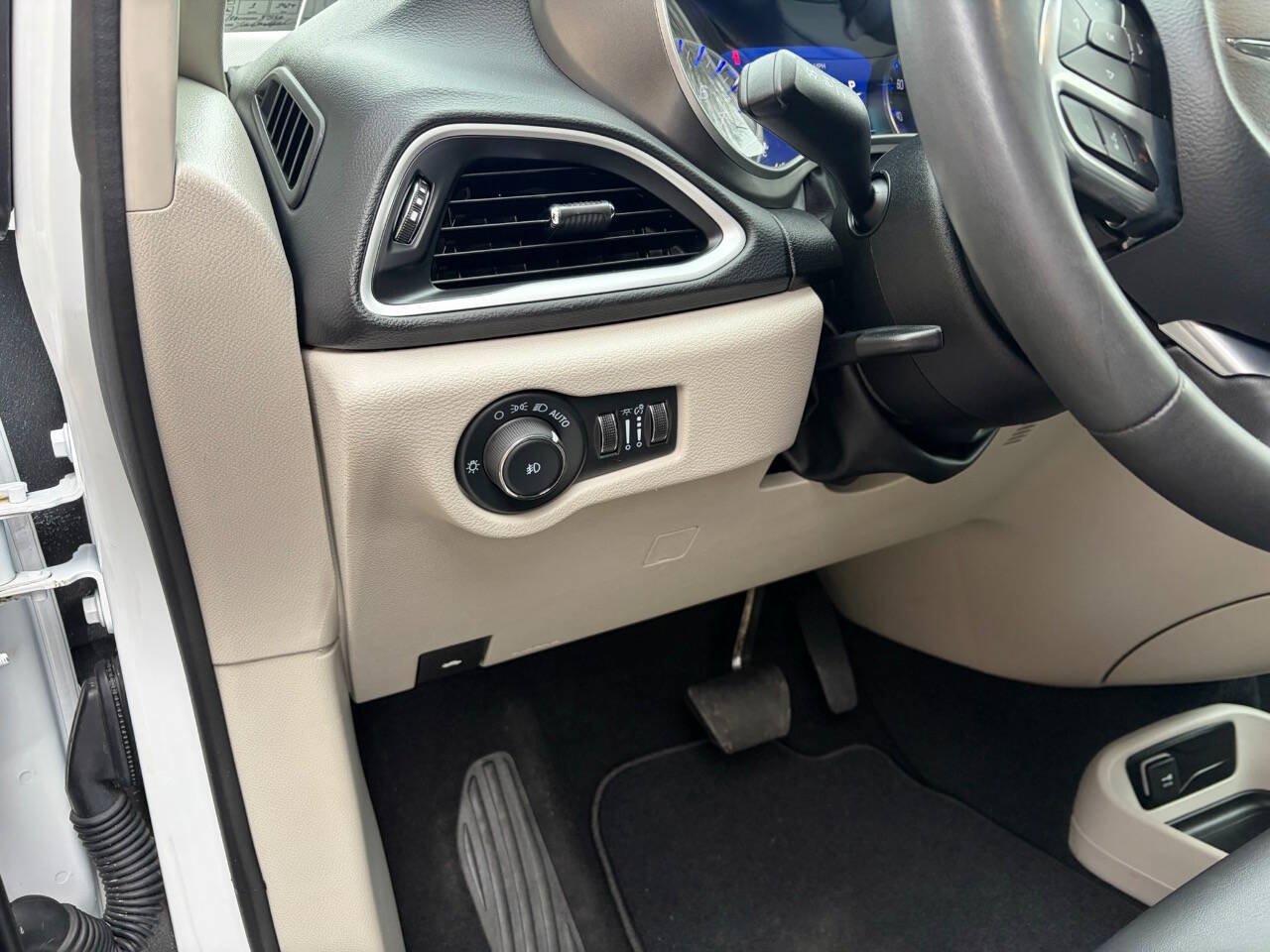Used 2024 Chrysler Pacifica Touring-L FWD image 36