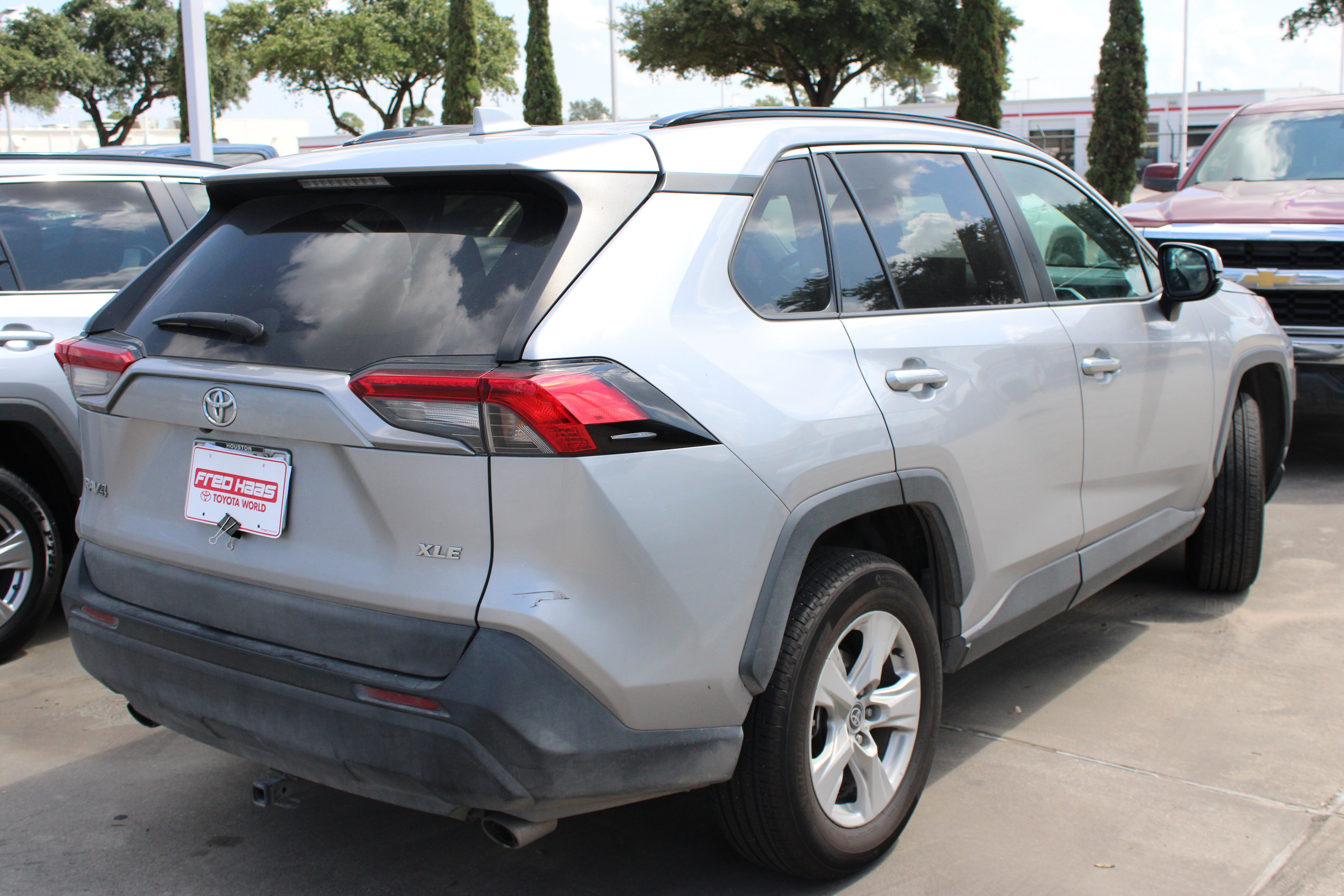 Used 2021 Toyota RAV4 XLE w/ Convenience Package FWD image 9