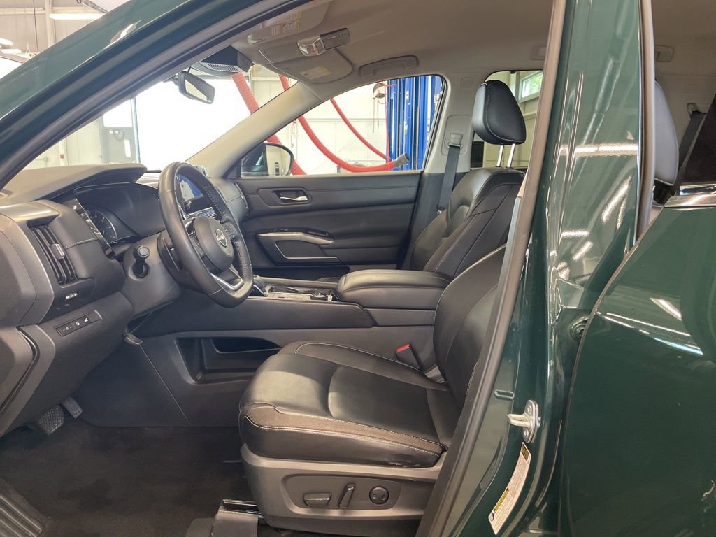 Used 2023 Nissan Pathfinder SL AWD/4WD image 17