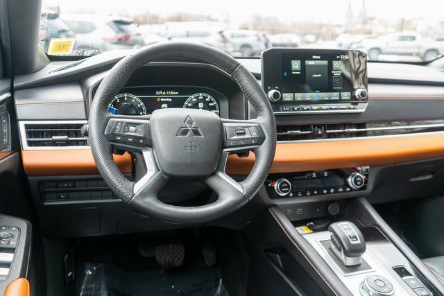 Used 2023 Mitsubishi Outlander AWD image 15