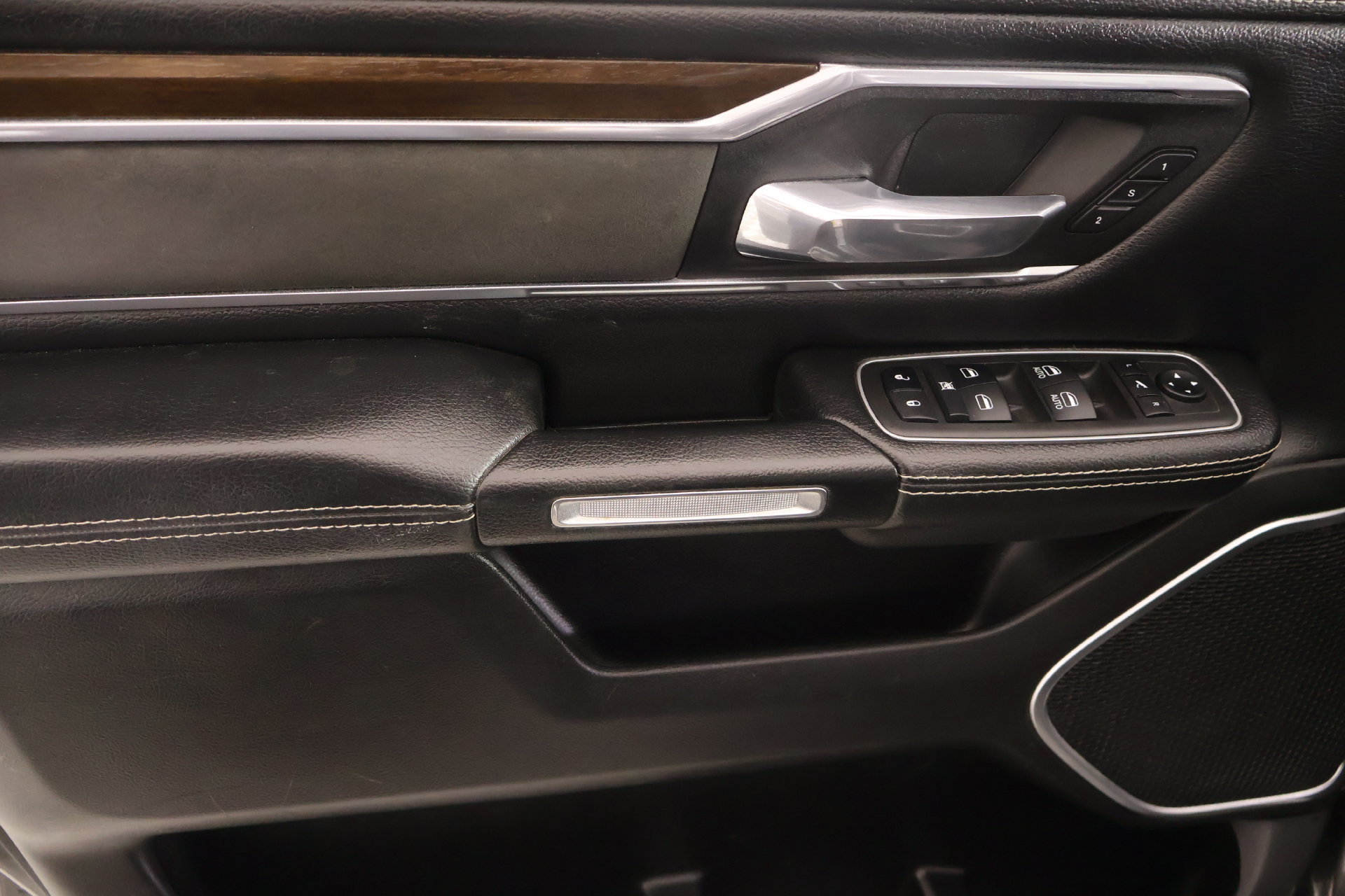 Used 2022 RAM 1500 Laramie AWD/4WD image 16