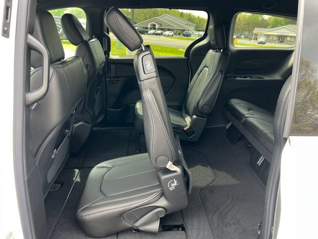 New 2027 Chrysler Pacifica Select AWD/4WD image 6