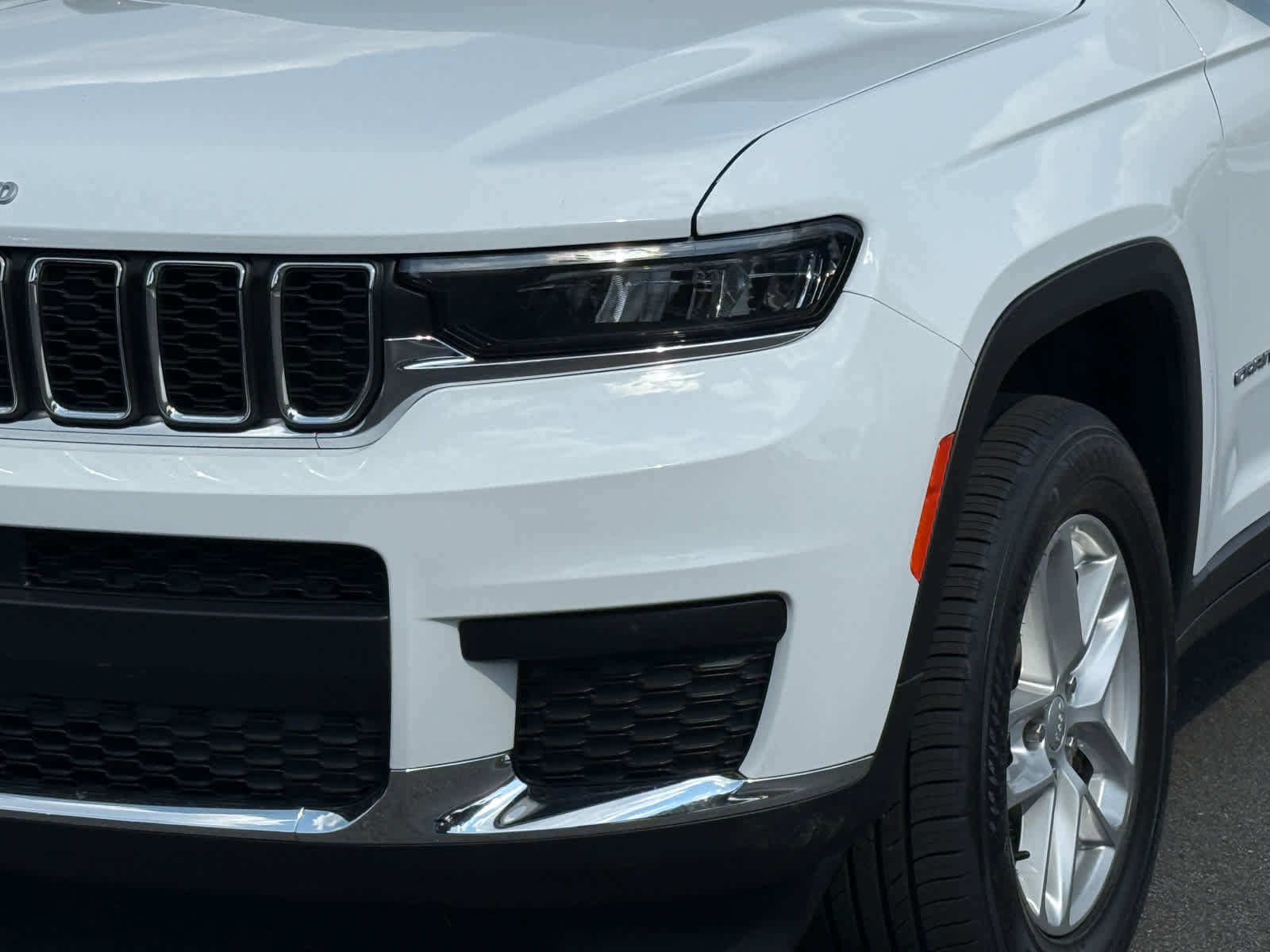 Used 2024 Jeep Grand Cherokee L Laredo w/ Luxury Tech Group I RWD image 10