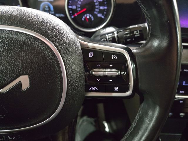 Used 2022 Kia Carnival EX image 19