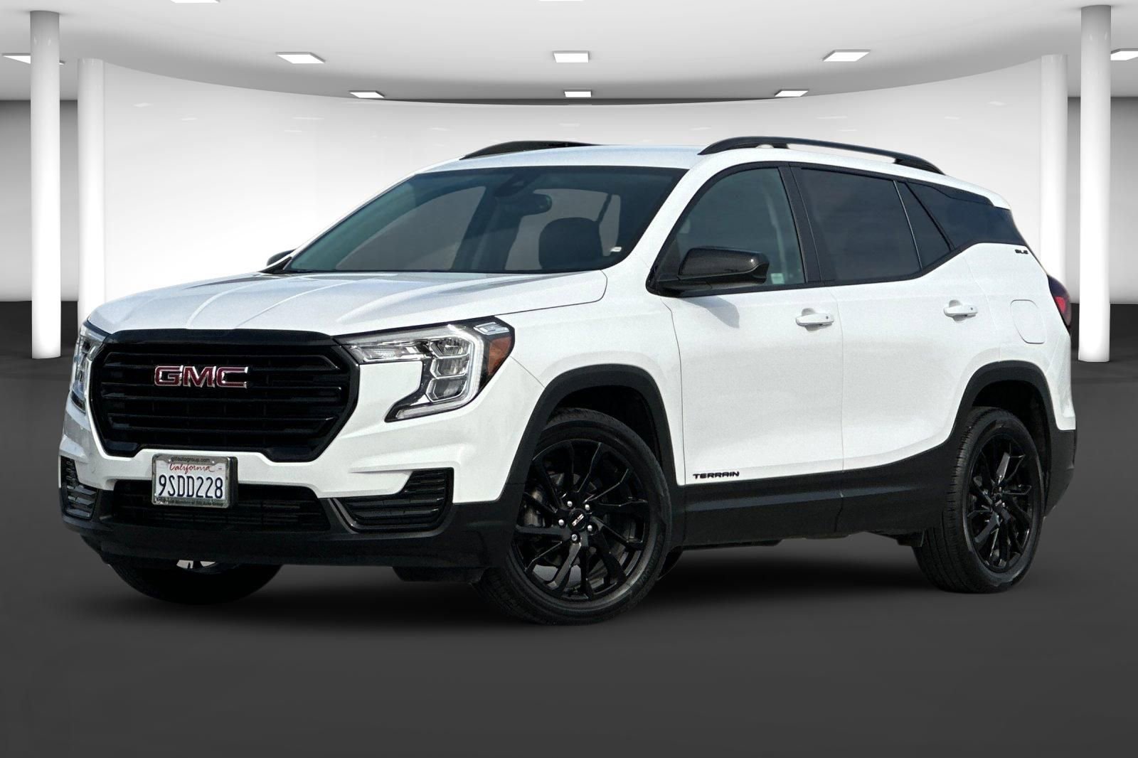 Used 2024 GMC Terrain SLE w/ Elevation Edition image 2