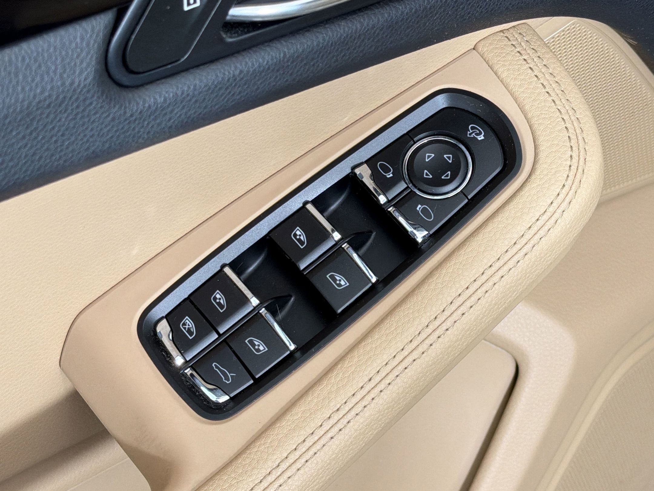 Certified 2024 Porsche Macan AWD/4WD image 23