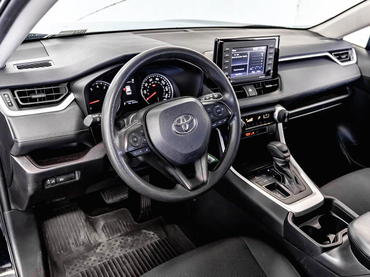 Used 2021 Toyota RAV4 LE FWD image 9