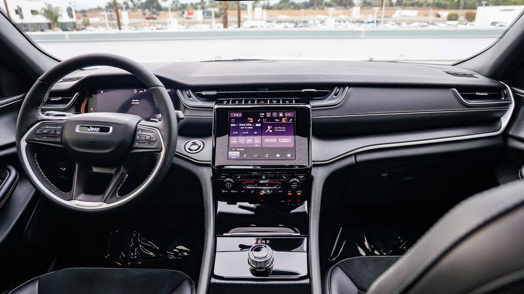 Certified 2025 Jeep Grand Cherokee Altitude image 13