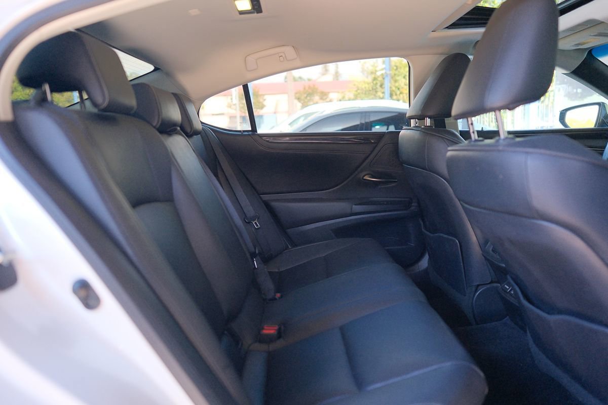 Used 2021 Lexus ES 300h w/ Premium Package FWD image 30