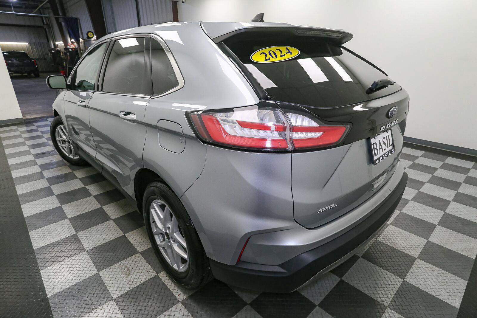 Used 2024 Ford Edge SEL AWD/4WD image 9